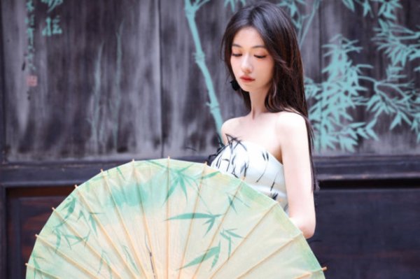配资知名证券配资门户 吴谨言露白皙美背夏日撑伞 清冷美艳